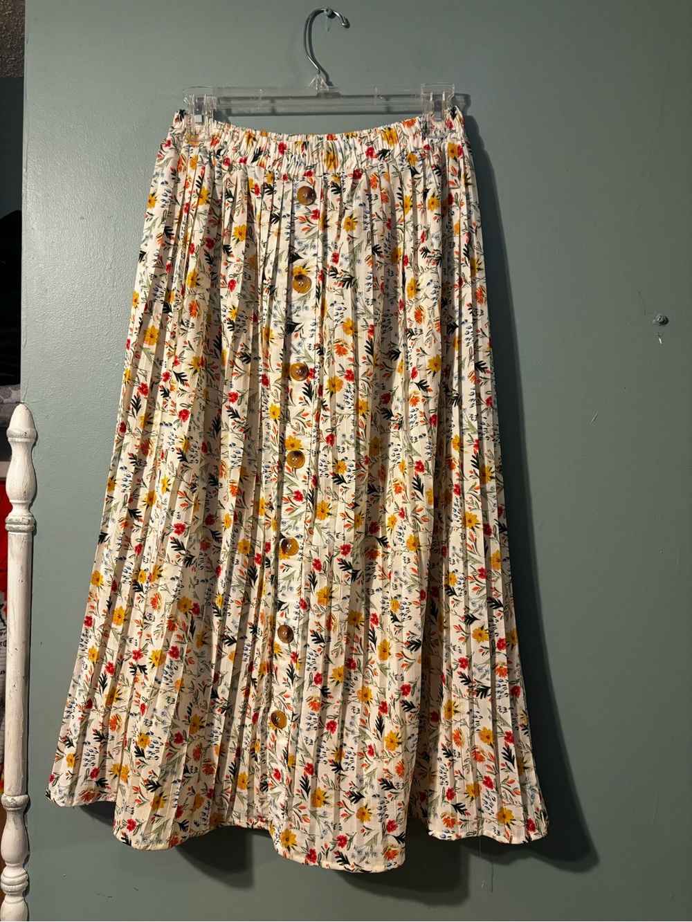 Gorgeous women’s floral Hayden Los Angeles Skirt Size Small. Like new.